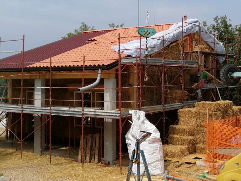 Casa in collina. Prospetto frontale in costruzione