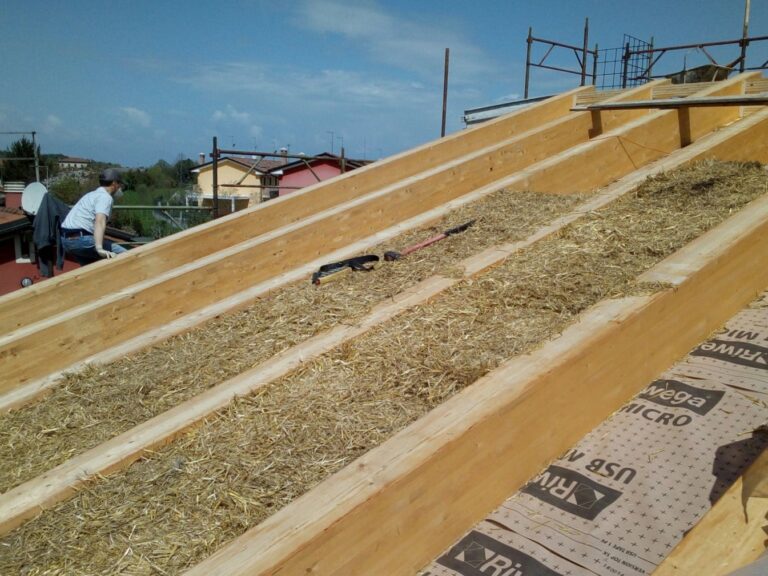 Casa della maestra. Copertura in legno isolata termicamente con ballette di paglia