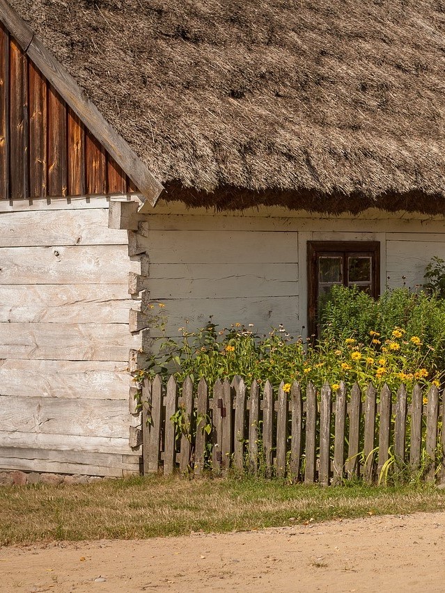 L'impiego della paglia in edilizia. Nell'architettura vernacolare la paglia si impiegava nei manti di copertura