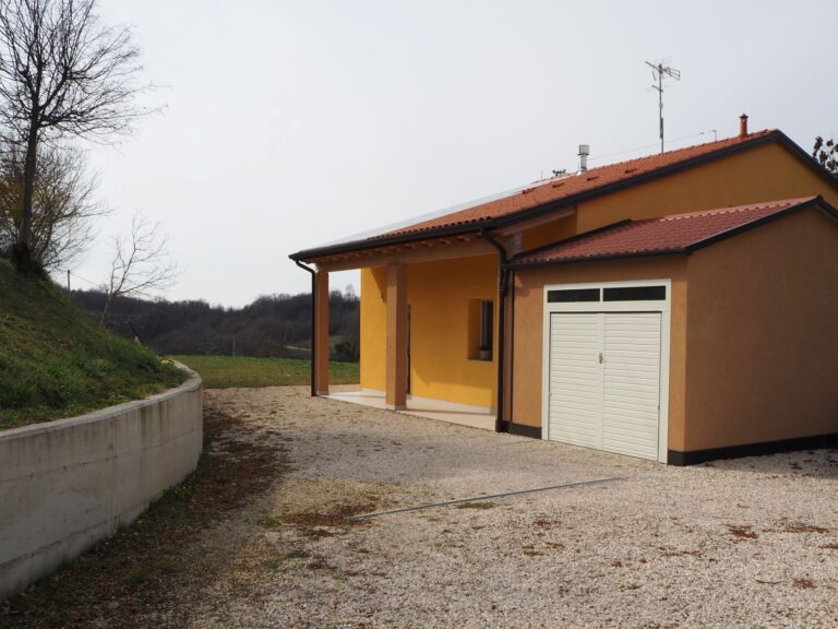 Casa in collina. Prospetto frontale alla fine dei lavori