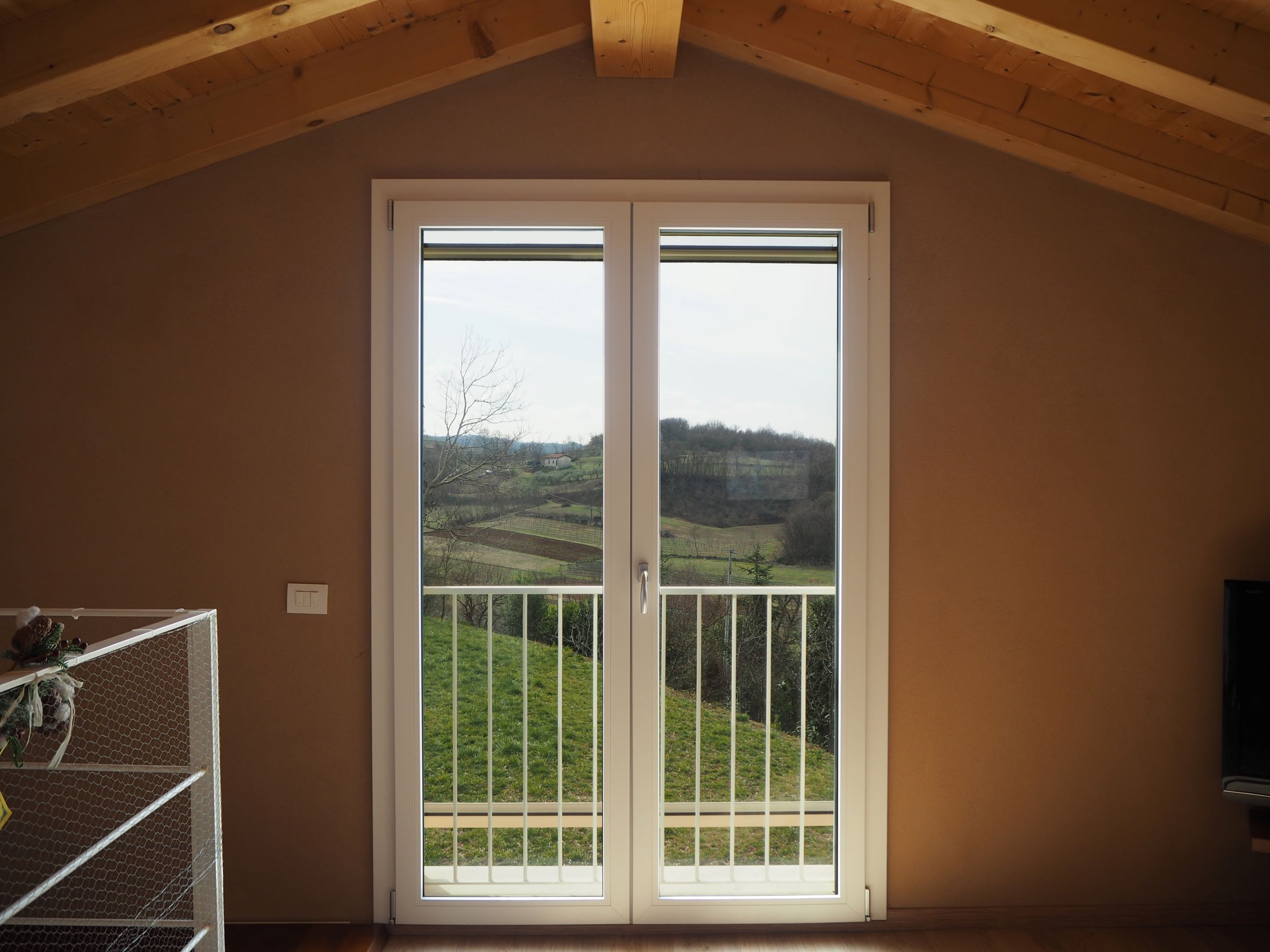 Home. Casa in collina. Il panorama che si può apprezzare dal soppalco