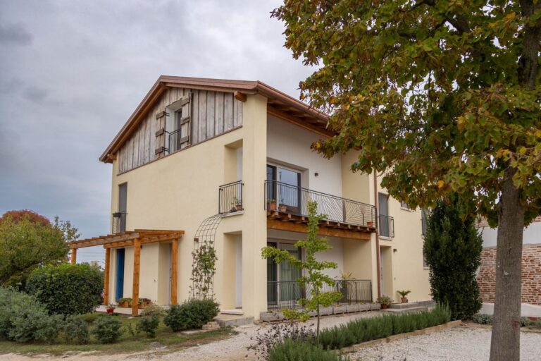 Casa dell'architetto in autocostruzione. Vista esterna della residenza alla fine dei lavori