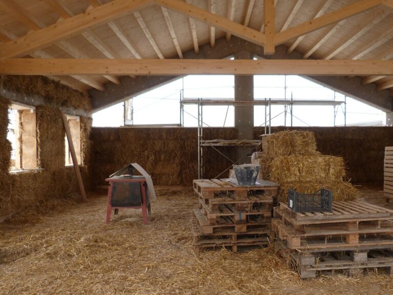 La fattoria dei bambini. Vista interna del sottotetto: paglia, legno, celenit e cemento armato esistente