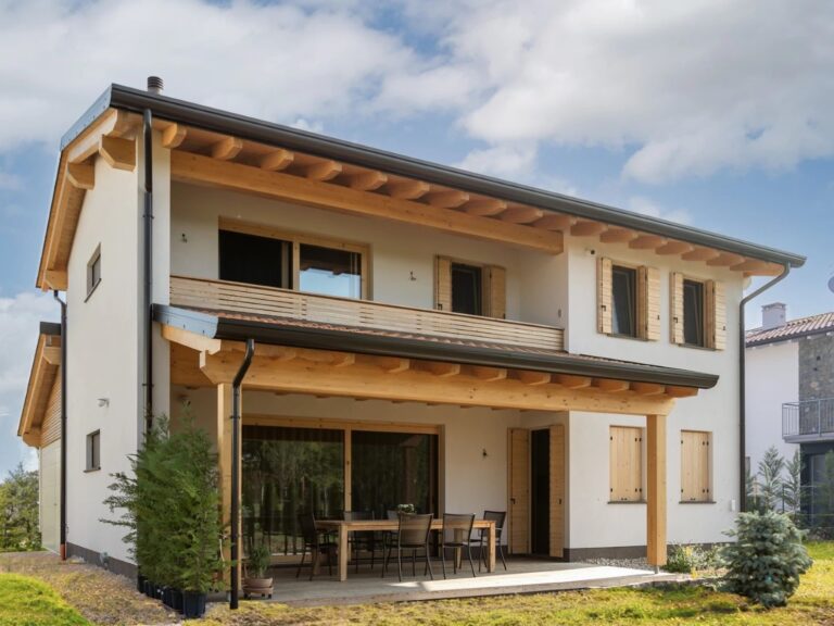 La casa di legno. Vista esterna della residenza completata