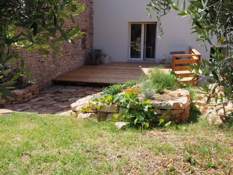 La terrazza esterna immersa nel verde